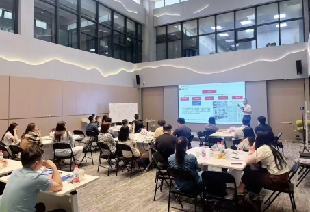 Обучение и обмен опытом | Путь Хенгде к профессиональному росту и расширению возможностей клиентов