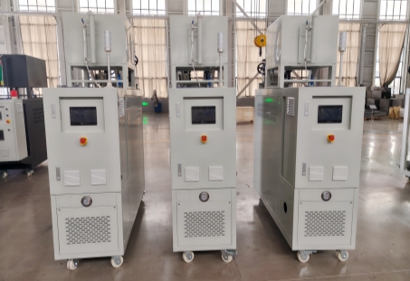 Контроллеры температуры масляной формы HEOT-75-50 готовы к окончательной сборке.